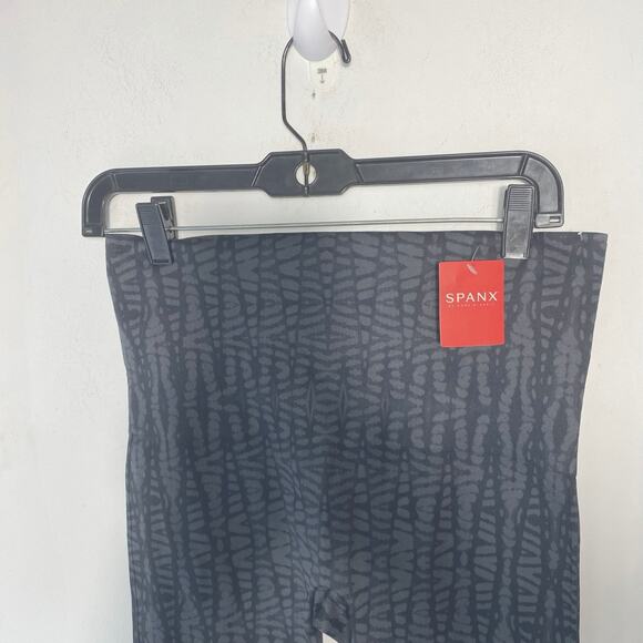Spanx SZ 1X Geo Look at Me Cropped Leggings Stretch Shapewear‎ Athleisure NWT - Picture 3 of 6